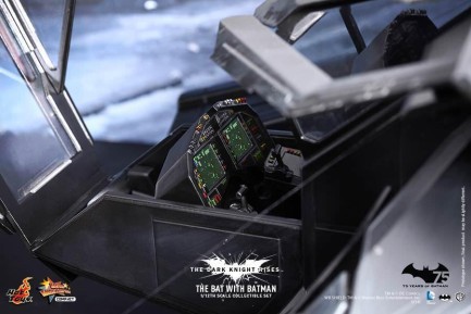 Hot Toys The Bat 1/12 Scale Collectible Set - Thumbnail