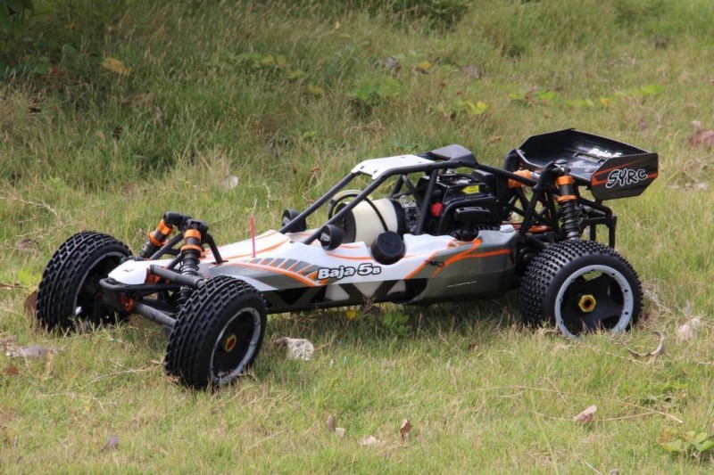 SY RACING 1/5 Baja 5B 30.5CC RTR Kurşunsuz Benzinli Uzaktan Kumandalı RC Arazi Model Araba 80+kmh 75CM Uzunluk Offroad Beyaz-Gri (Kullanıma Hazır)