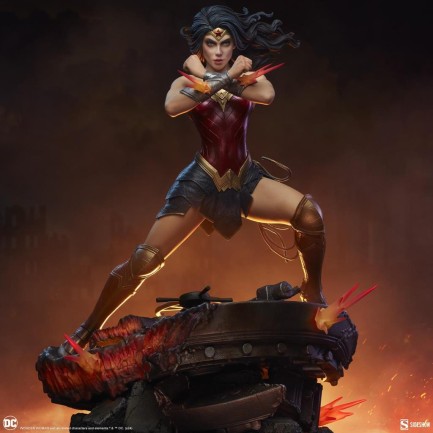 Sideshow Collectibles Wonder Woman: Saving the Day Premium Format Figure 300817 DC Comics / Diana of Themyscira - Thumbnail