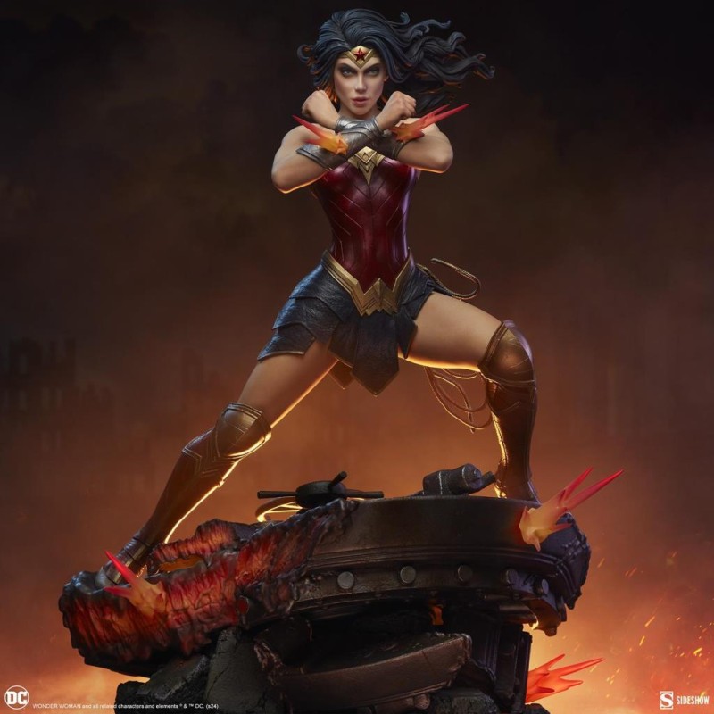 Sideshow Collectibles Wonder Woman: Saving the Day Premium Format Figure 300817 DC Comics / Diana of Themyscira