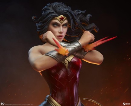 Sideshow Collectibles Wonder Woman: Saving the Day Premium Format Figure 300817 DC Comics / Diana of Themyscira - Thumbnail