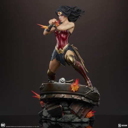 Sideshow Collectibles Wonder Woman: Saving the Day Premium Format Figure 300817 DC Comics / Diana of Themyscira - Thumbnail