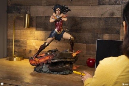 Sideshow Collectibles Wonder Woman: Saving the Day Premium Format Figure 300817 DC Comics / Diana of Themyscira - Thumbnail