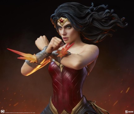 Sideshow Collectibles Wonder Woman: Saving the Day Premium Format Figure 300817 DC Comics / Diana of Themyscira - Thumbnail