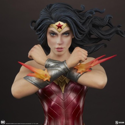 Sideshow Collectibles Wonder Woman: Saving the Day Premium Format Figure 300817 DC Comics / Diana of Themyscira - Thumbnail