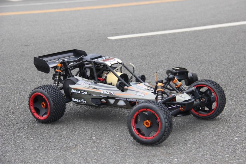 SY RACING 1/5 Baja 5B 30.5CC RTR Kurşunsuz Benzinli Uzaktan Kumandalı RC Arazi Model Araba 80+kmh 75CM Uzunluk Offroad Gri (Kullanıma Hazır)