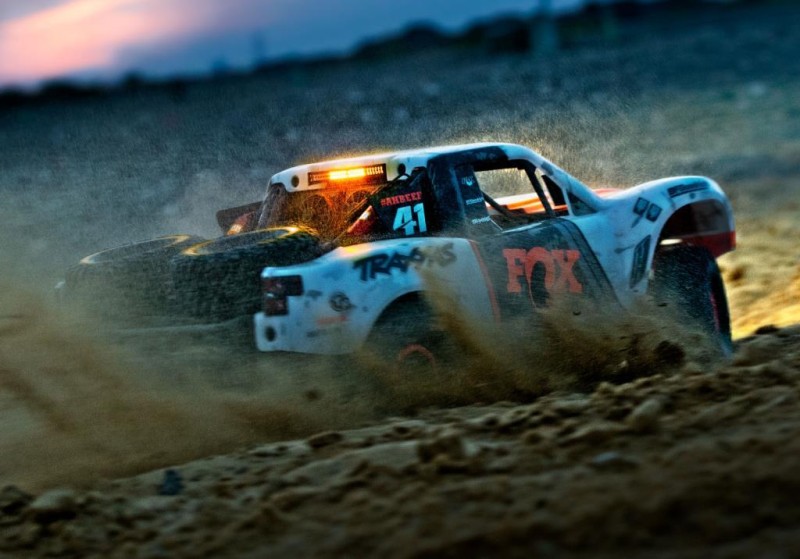 Traxxas UDR Unlimited Desert Racer 6S 4X4 VXL 4WD RTR TQi & TSM Işık Kitli Elektrikli Rc Model Araba Fox